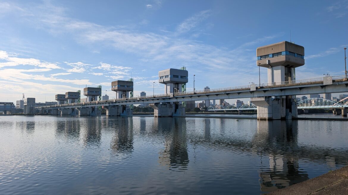 The Yodogawa Weir in the morning (Osaka)