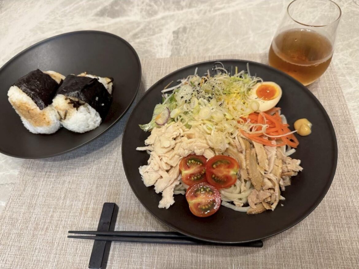 [homemade] Cold chicken salad bowl with onigiri