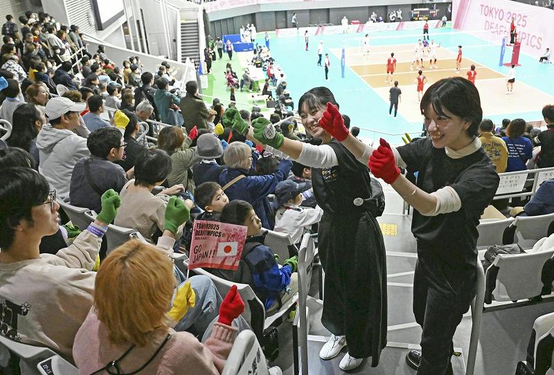 Cheer signs with vibrant coloured gloves energise Tokyo Deaflympics Cheer signs with vibrant coloured gloves energise Tokyo Deaflympics