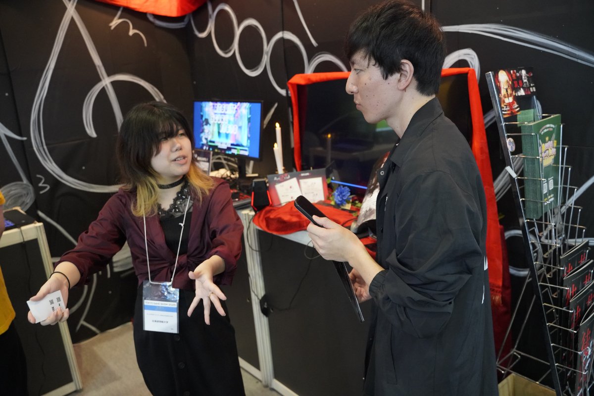 Fujii Yodan receiving an explanation about Hokkaido Information University