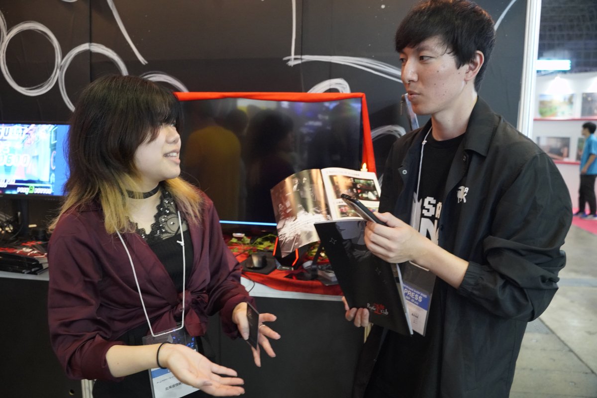 Fujii Yodan receiving an explanation about game production