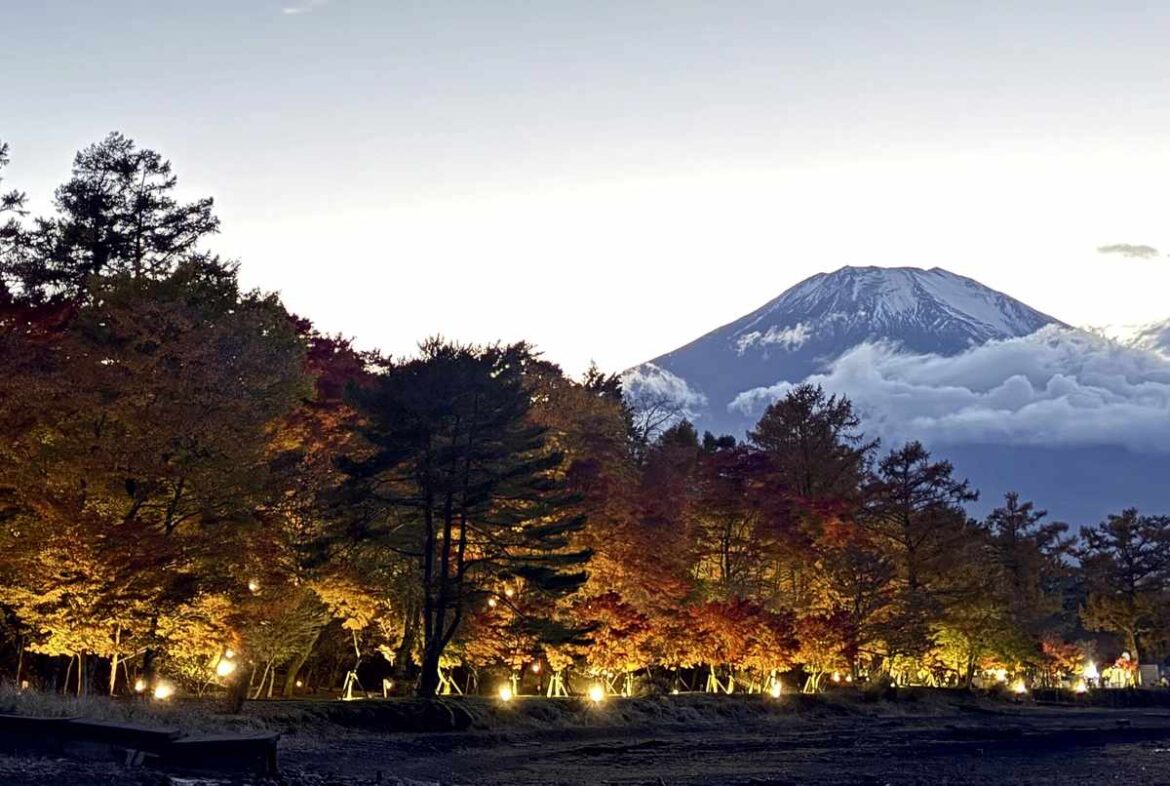 Fall Colors Visit Lake Near Mt. Fuji, as Peak Foliage Season Approaches Fall Colors Visit Lake Near Mt. Fuji, as Peak Foliage Season Approaches