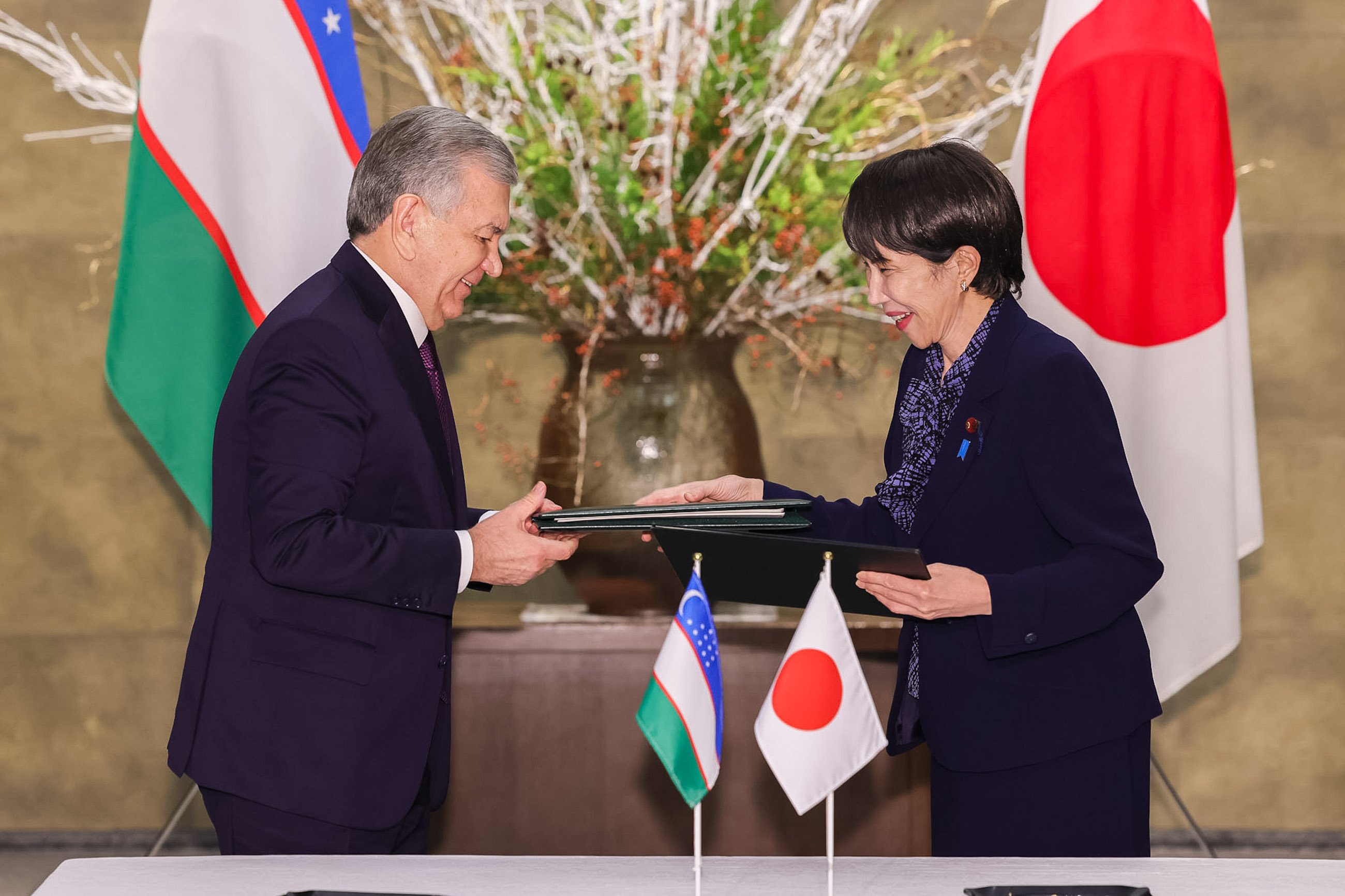 Document signing ceremony (6)