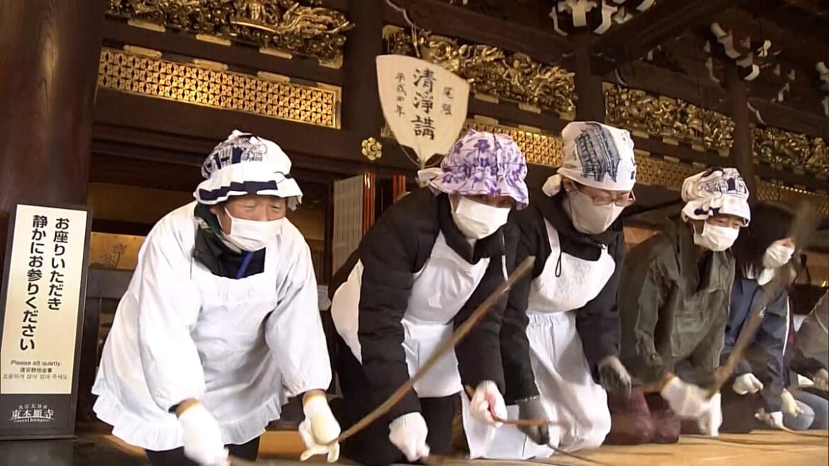 Video. Hundreds join annual year-end clean at Kyoto's major Buddhist temples