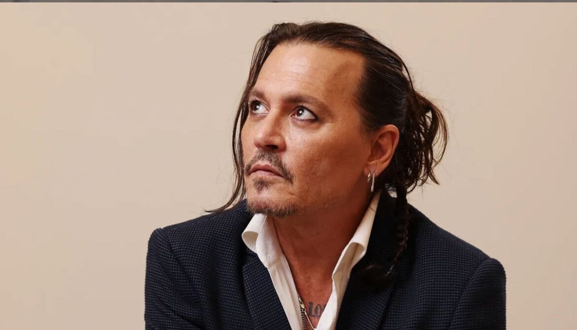 Johnny Depp touched by Japan fans after first visit in 8 years Johnny Depp touched by Japan fans after first visit in 8 years