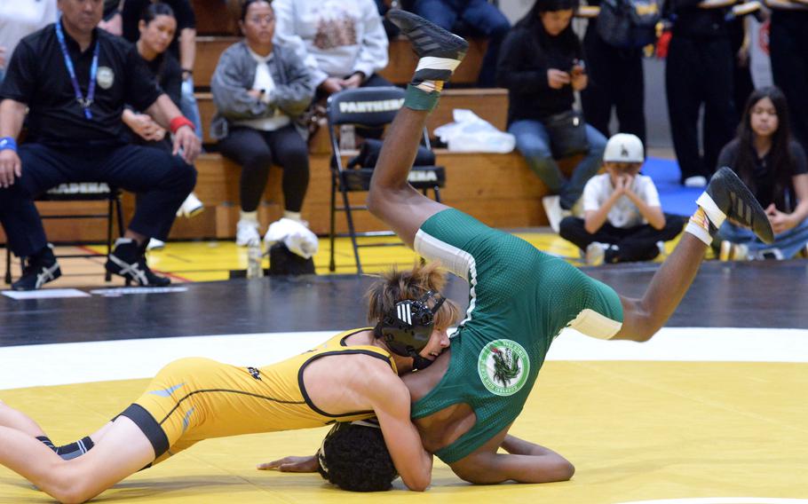 Forrest Romney tils Jayvon Mayers.