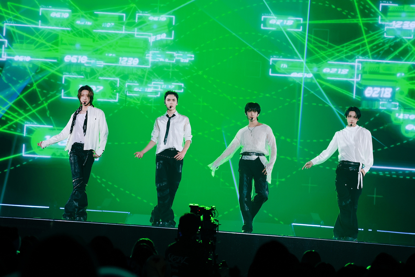 Seventeen performs in Japan as part of its world tour ″NEW_″ on Dec. 20 and 21. [PLEDIS ENTERTAINMENT]