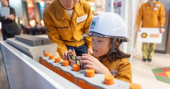 We check out the new apartment building construction site area that opened in KidZania Tokyo We check out the new apartment building construction site area that opened in KidZania Tokyo