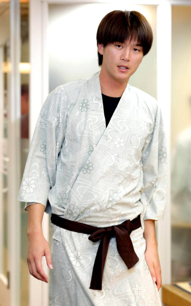 選手会納会に参加する佐野皓大（カメラ・義村　治子）