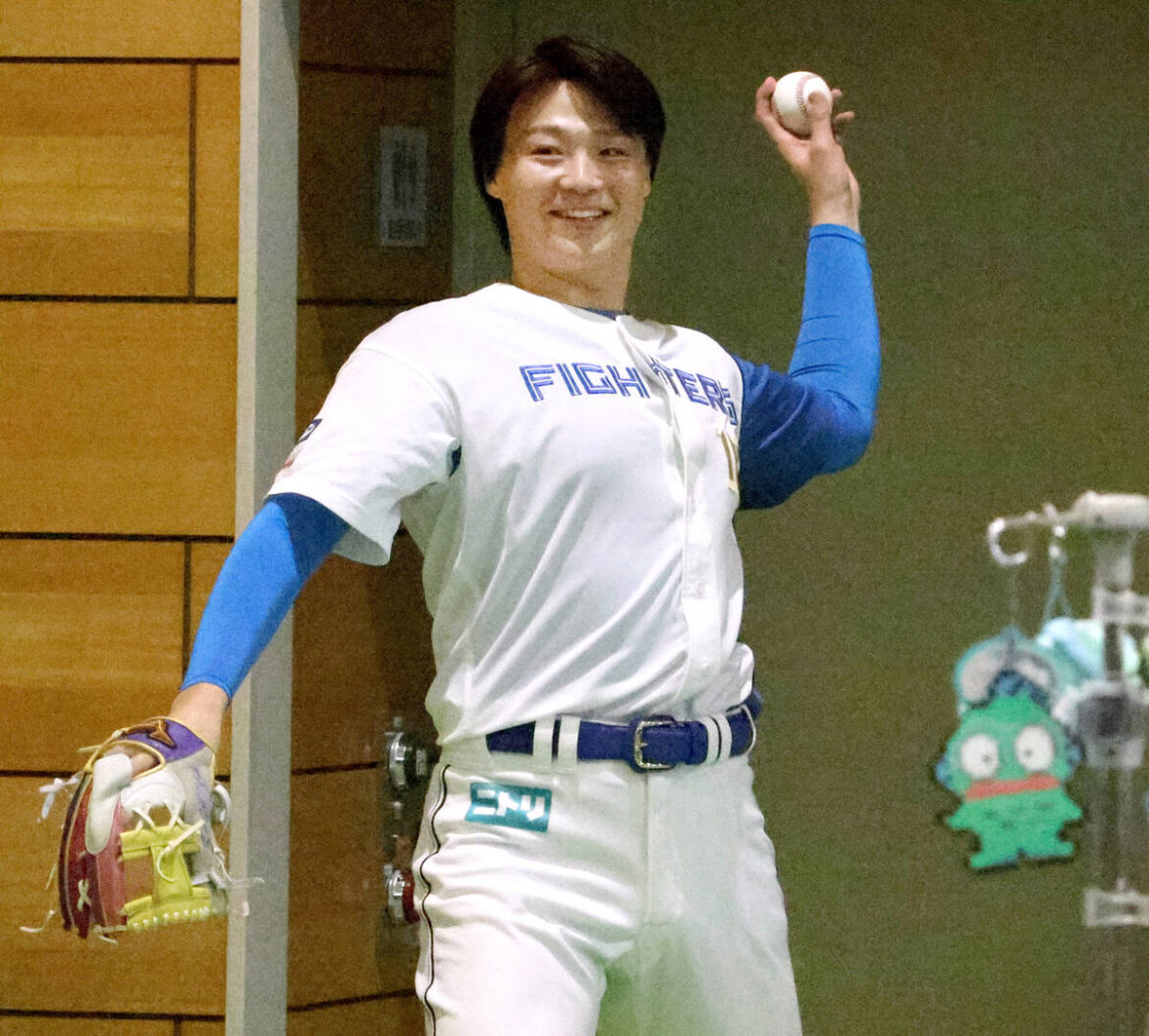 子どもたちの前でキャッチボールをする山崎