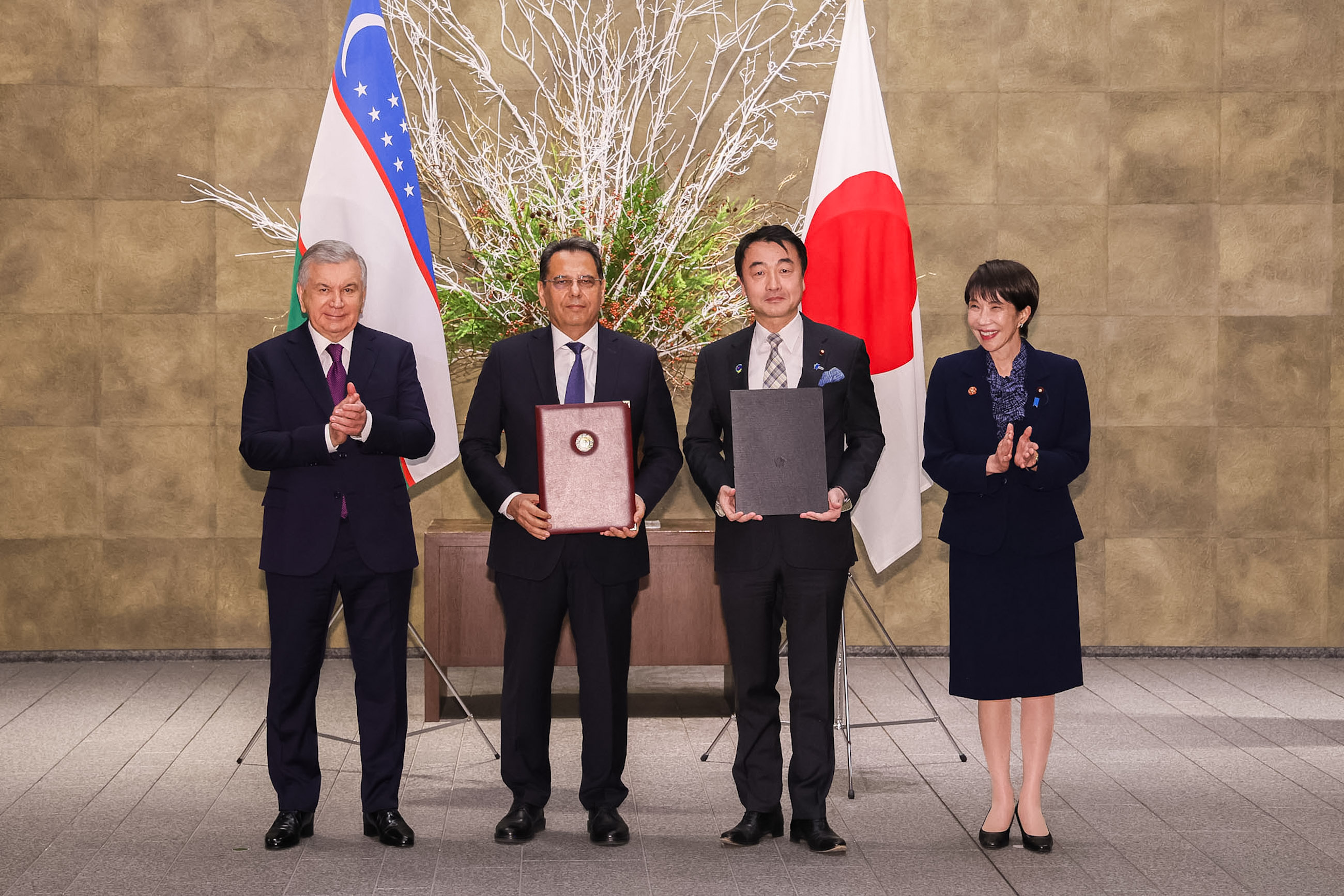 Document signing ceremony (14)