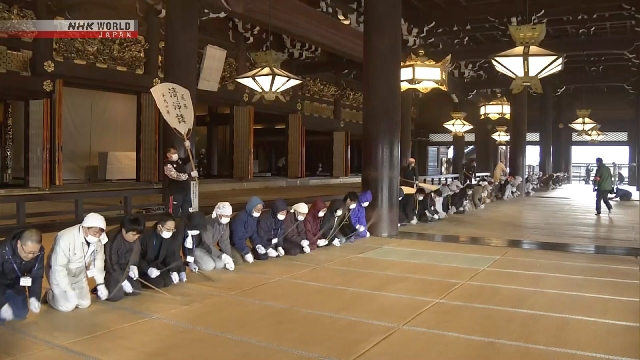 Hundreds clean up temples in Kyoto before New Year Hundreds clean up temples in Kyoto before New Year
