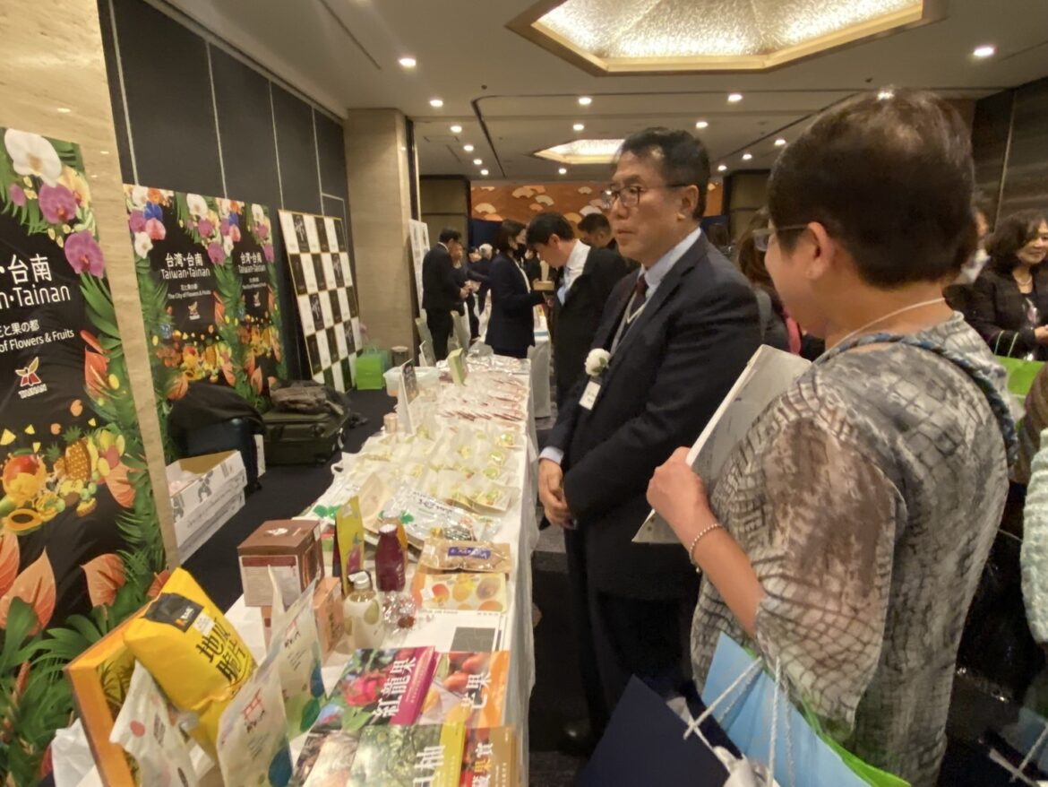 Tainan mayor promotes flowers at Tokyo Ikebana International Fair | Taiwan News FB