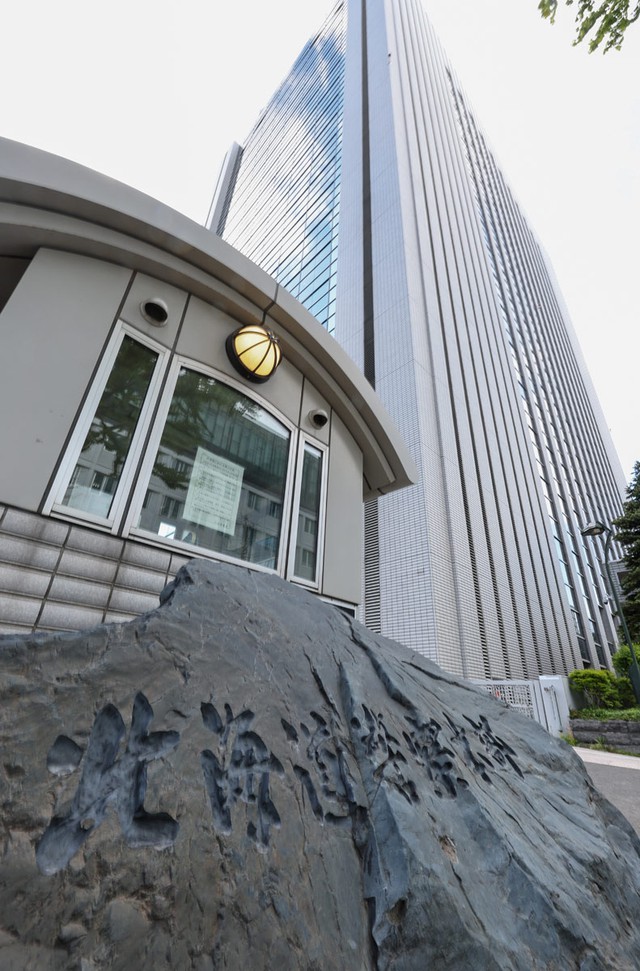 Boy dies after becoming trapped in escalator in Hokkaido - Ảnh 1.