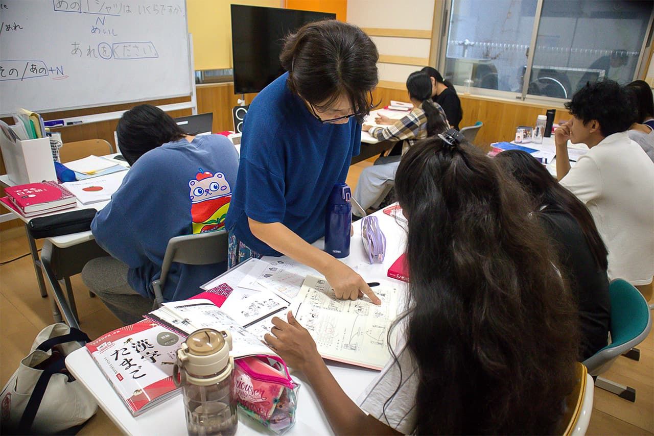 A Japanese lesson at the YSC Global School. (© Matsumoto Sōichi)