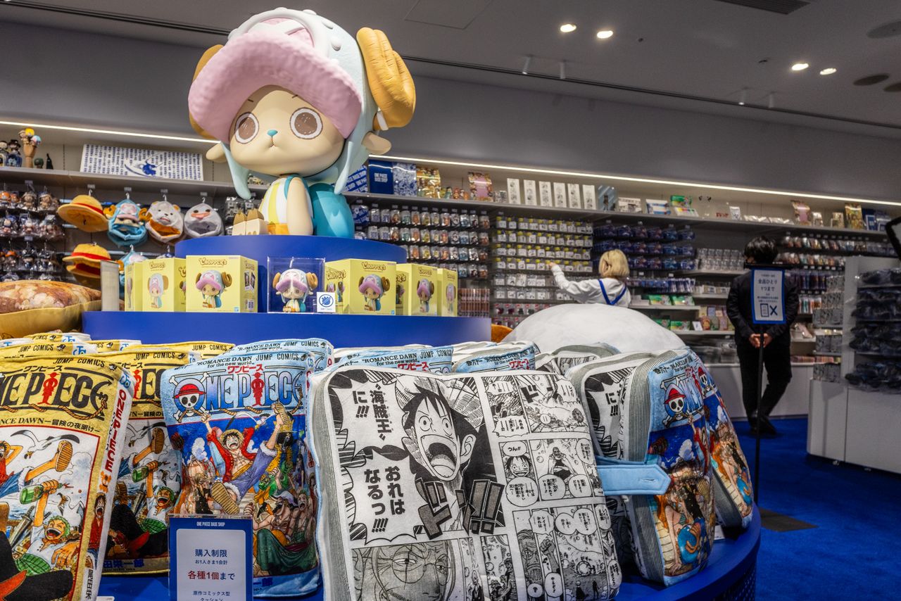 A wide lineup of plushies, figures, stickers, apparel, and other goods. (© Nippon.com; characters © Oda Eiichirō/Shūeisha, Toei Animation)