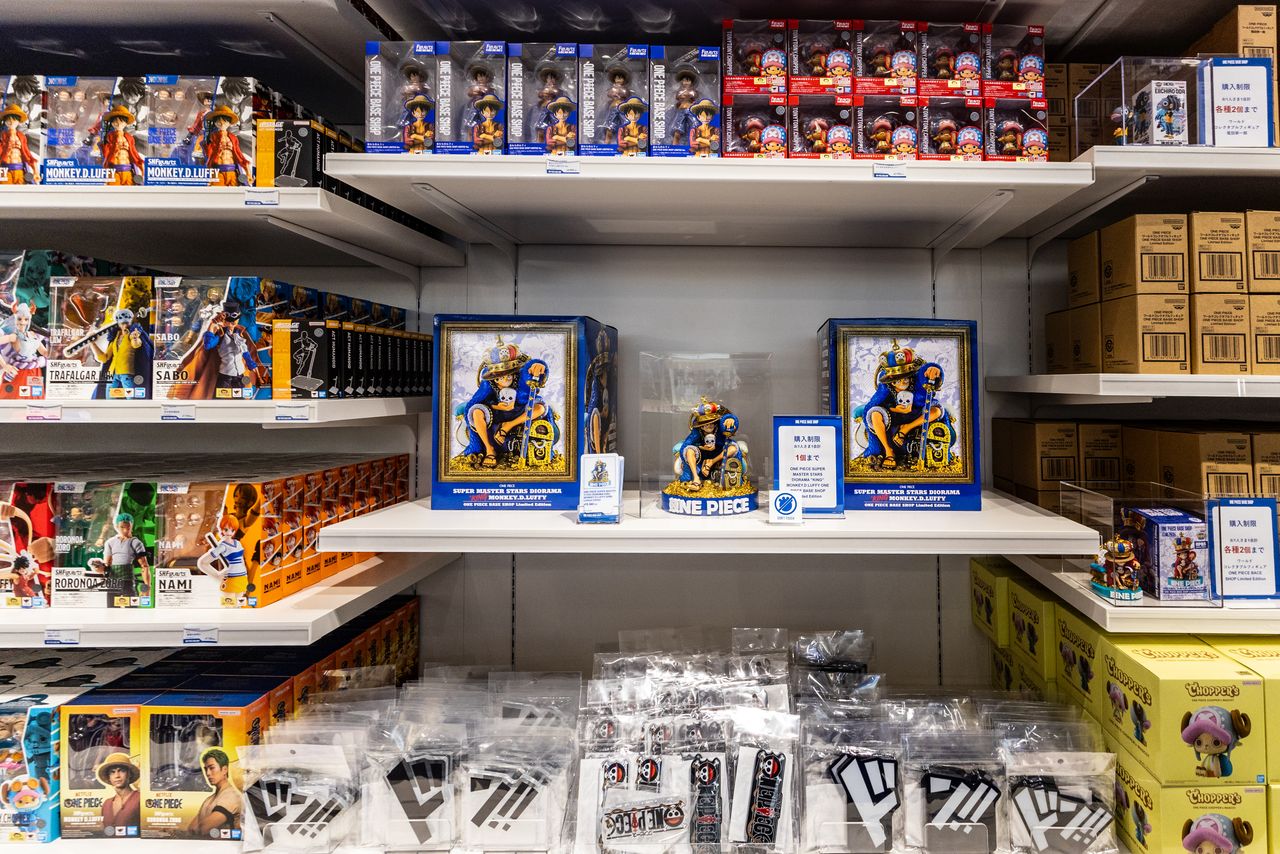 Goods and items featuring characters, scenes, and even sound effects from the beloved series. (© Nippon.com; characters © Oda Eiichirō/Shūeisha, Toei Animation)