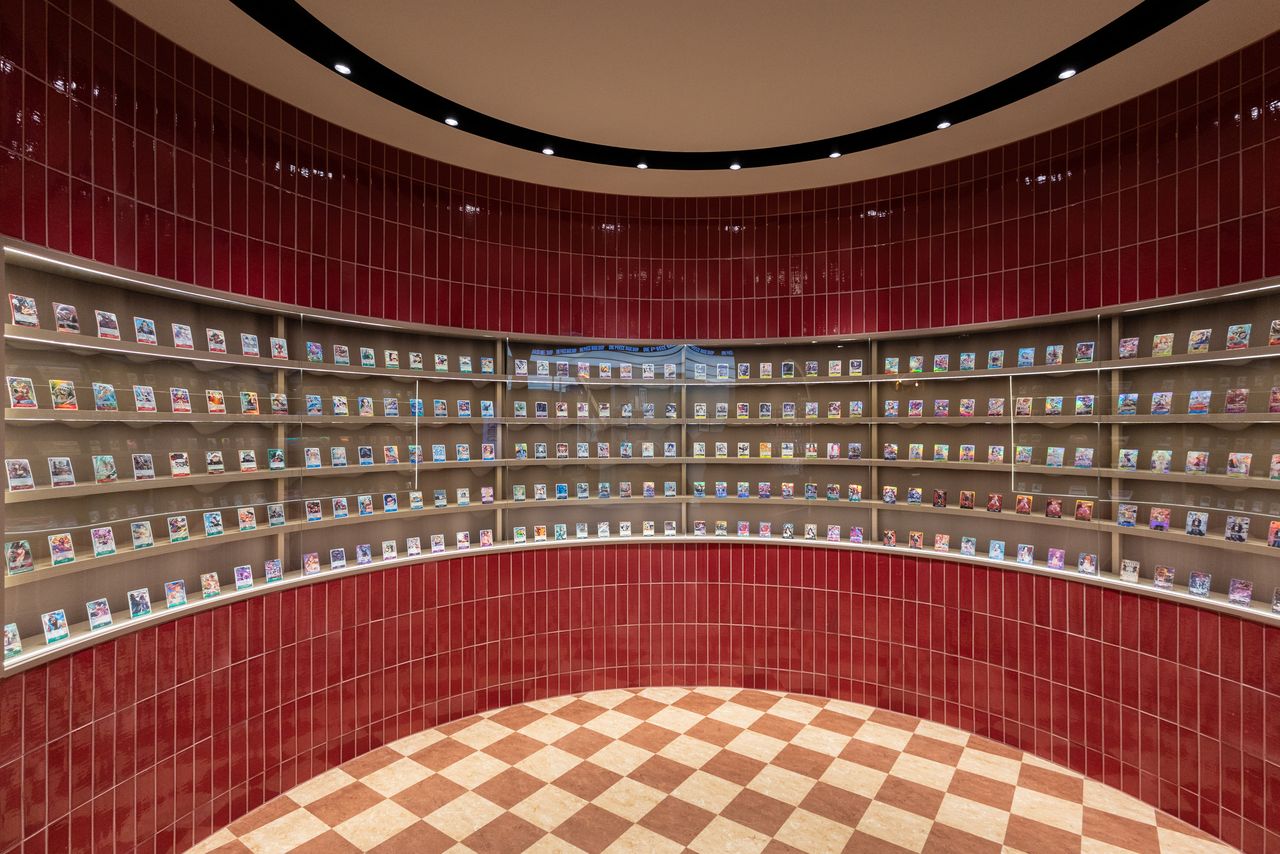 A dedicated area for One Piece Card Game cards. (© Nippon.com; characters © Oda Eiichirō/Shūeisha, Toei Animation)