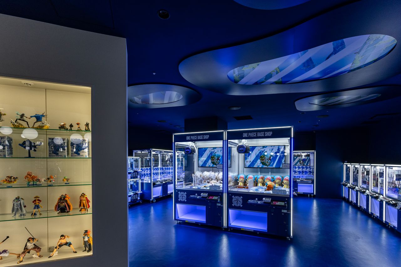 Crane games themed after the deep-sea Fish-Man Island. (© Nippon.com; characters © Oda Eiichirō/Shūeisha, Toei Animation)