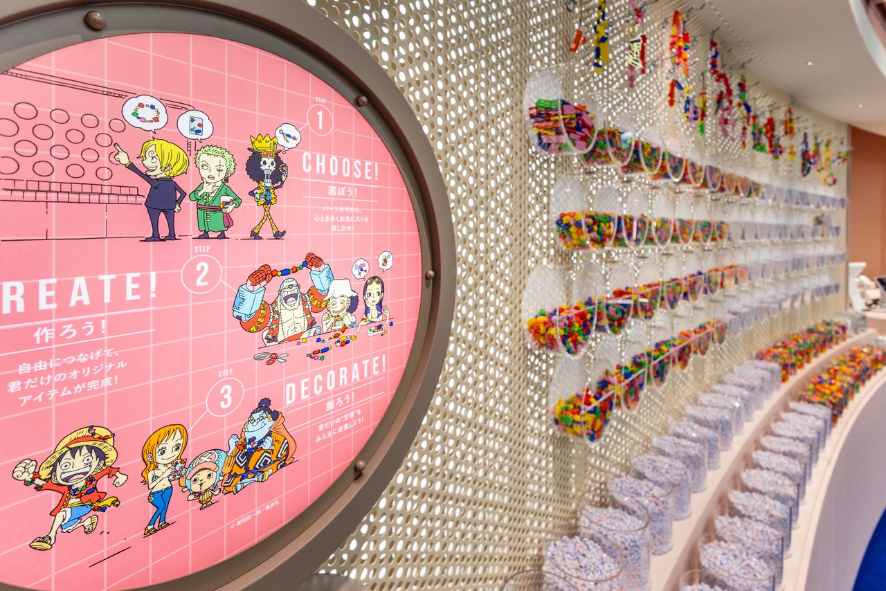 Craft your own accessories by combining character-shaped parts into your very own “One Piece” treasure. (© Nippon.com; characters © Oda Eiichirō/Shūeisha, Toei Animation)