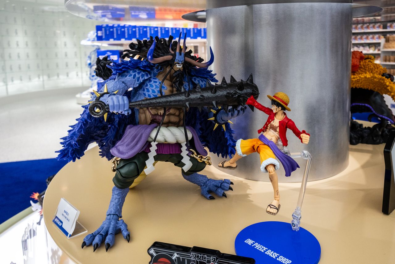 A wide variety of figure displays. (© Nippon.com; characters © Oda Eiichirō/Shūeisha, Toei Animation)