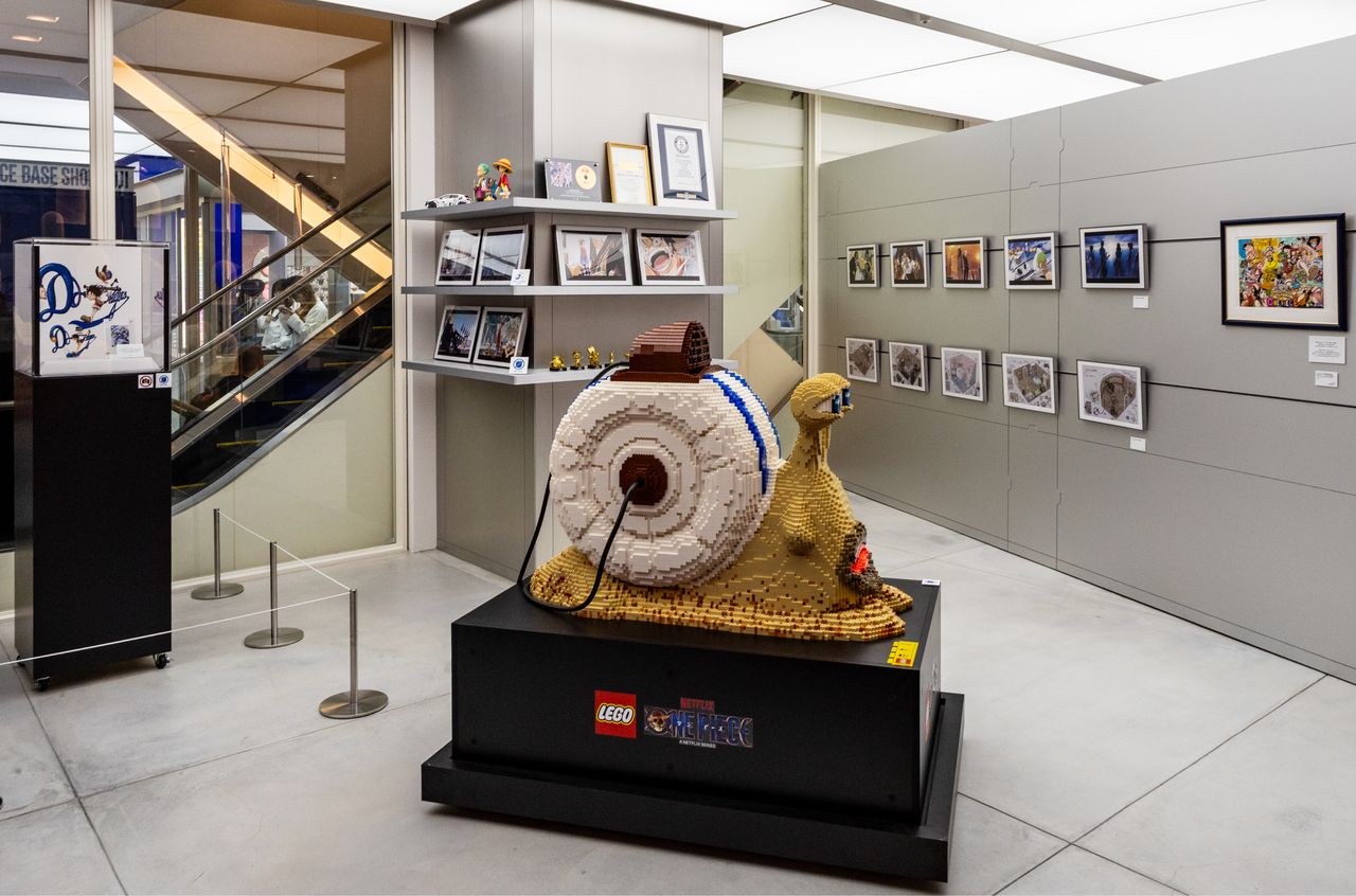 Exhibits include newly drawn illustrations by Oda Eiichirō and a Den Den Mushi artwork built from more than 40,000 Lego pieces. (© Nippon.com; characters © Oda Eiichirō/Shūeisha, Toei Animation)