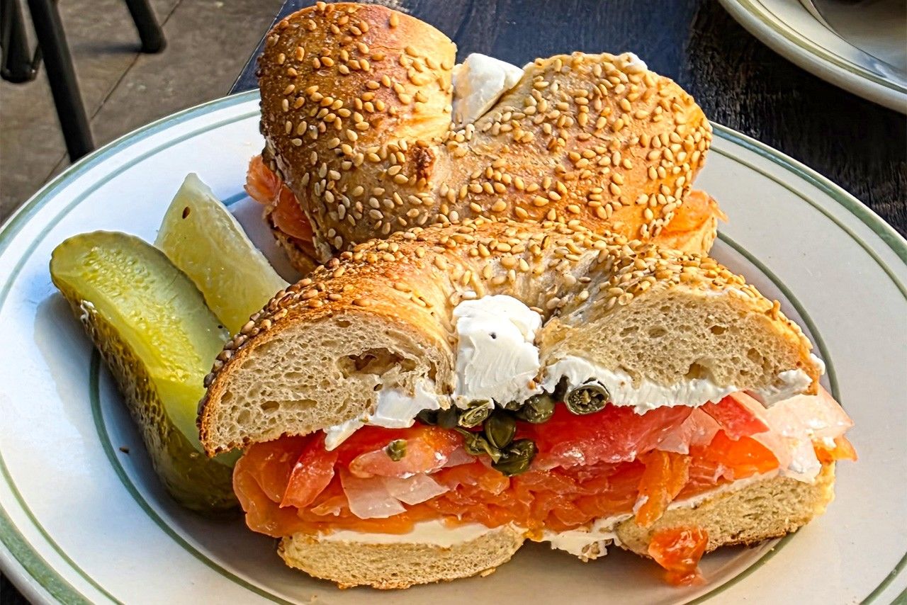 A smoked salmon and cream cheese bagel. (© Katō Izuru)