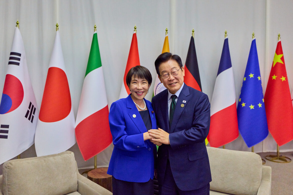 Korean President Lee Jae Myung, right, poses for a photo with Japanese Prime Minister Sanae Takaichi ahead of a meeting held on the sidelines of the Group of 20 summit in Johannesburg, South Africa, on Nov. 23. [YONHAP]