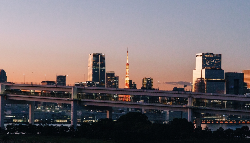 Tokyo Tower standing tall in the middle of the city, surrounded by Tokyo’s buildings during autumn sunset. — Picture by Japan National Tourism Organization