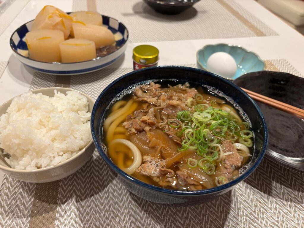 Niku udon I repurposed gyudon leftovers into and some daikon I was gonna make furofuki daikon with but got lazy and just oden-ified
