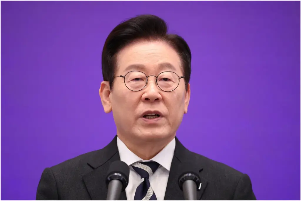 South Korean President Lee Jae Myung has said South Korea intends to mediate between Japan and China over their recent diplomatic row.