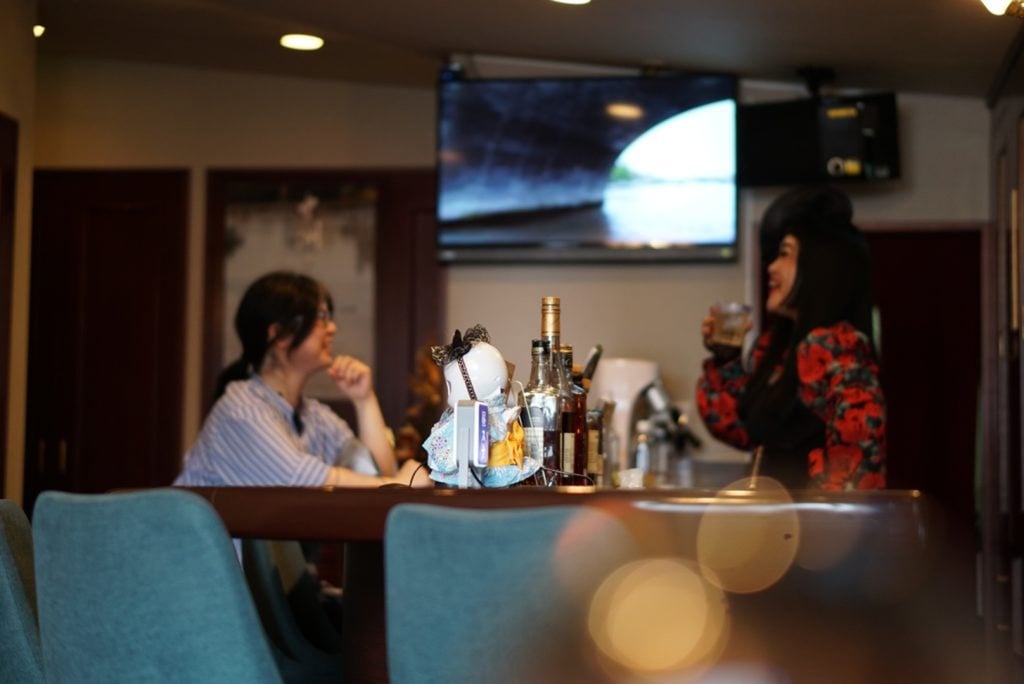 Visitors gather at the bar to share their troubles and support one another, while Fish Akiko facilitates conversations with each customer. Photo: musicbird.jp