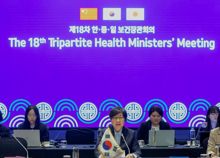 Health Minister Jeong Eun-kyeong, center, speaks during the 18th Tripartite Health Ministers' Meeting in Seoul, Sunday. Courtesy of Ministry of Health and Welfare