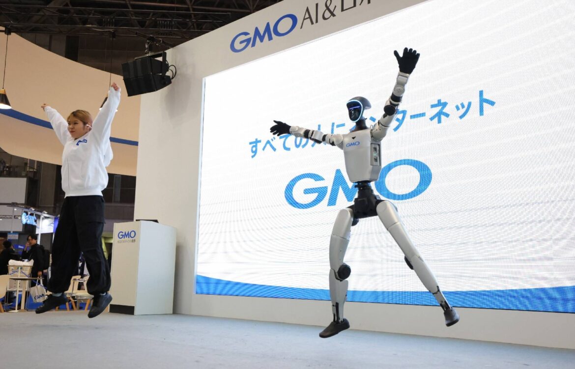Spotlight shines on humanoid robots at Tokyo show Spotlight shines on humanoid robots at Tokyo show