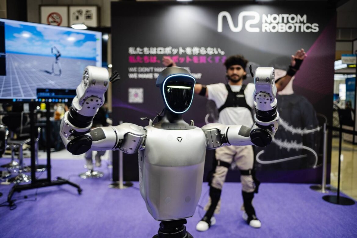Spotlight shines on humanoid robots at Tokyo show Spotlight shines on humanoid robots at Tokyo show