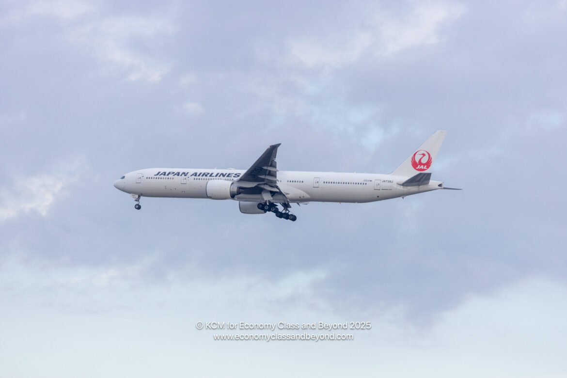 Airplane Art – Japan Airlines Boeing 777-300ER on final approach to Chicago O’Hare Airplane Art - Japan Airlines Boeing 777-300ER on final approach to Chicago O'Hare