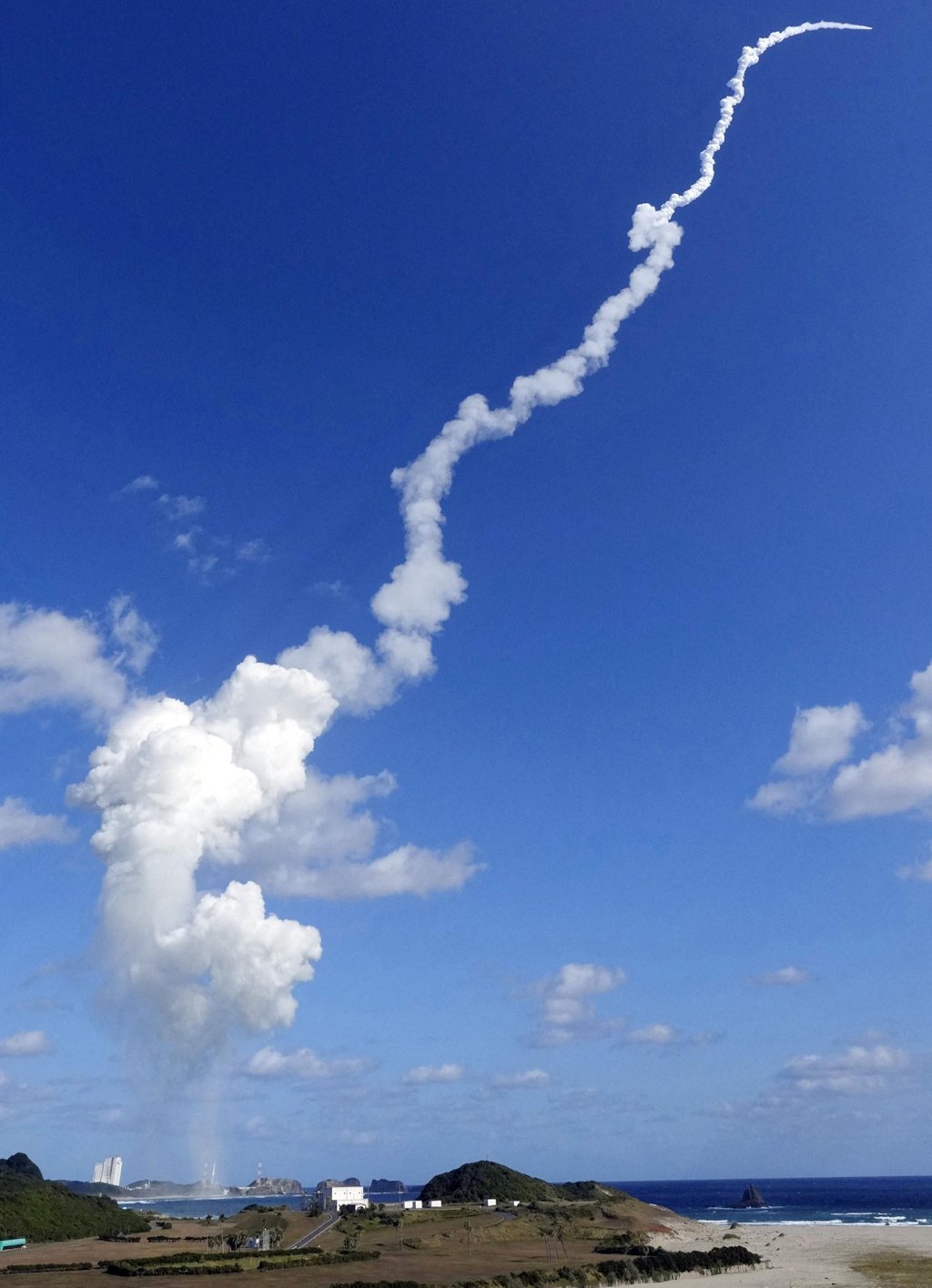 The H3 rocket rises into the air after blasting off from the Tanegashima Space Centre on Monday. Photo: Kyodo/Reuters