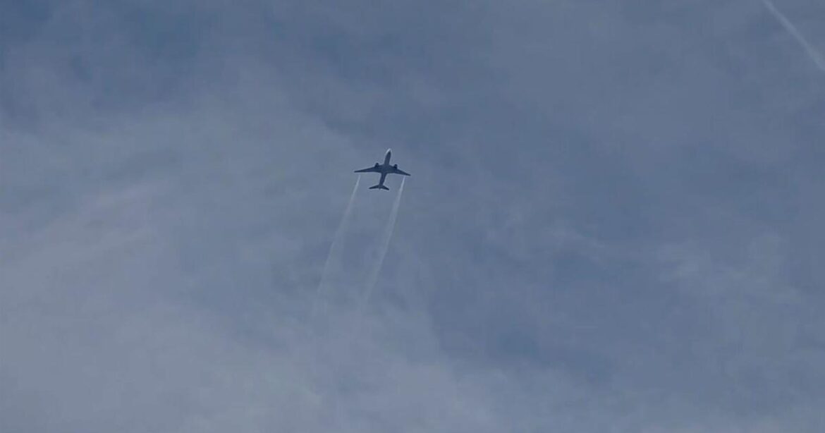 United flight to Tokyo returns to Dulles after losing power in an engine and igniting brush around runway | National United flight to Tokyo returns to Dulles after losing power in an engine and igniting brush around runway | National