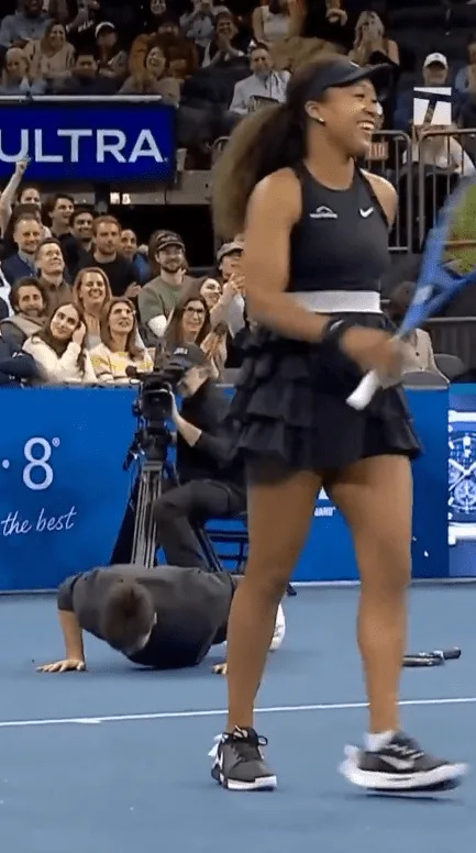 Osaka jokingly punished the fan by making him do push-ups on the court, sending the crowd and her opponent into a fit of laughter. X / @TennisChannel