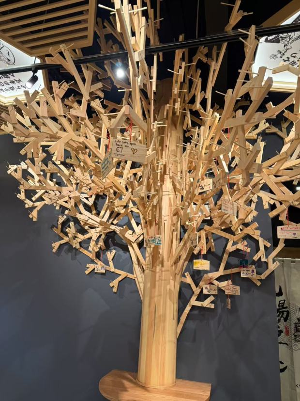 Guests can write down their wishes and other messages to hang up on the Japanese wishing tree at Kyuramen. (Kyuramen)