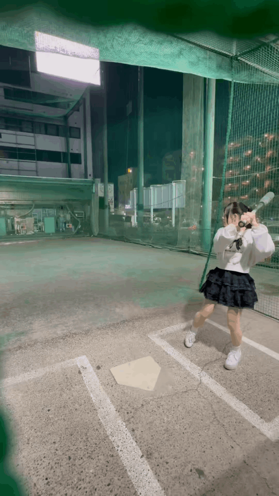 Japanese idol 越まりん(Marin Koshi) has released a batting video. Although she stands just 4′9′′ tall, she showed impressive power and consistently hit sharp line drives. She revealed that she played baseball during her ES years, and her solid fundamentals were clearly on display.