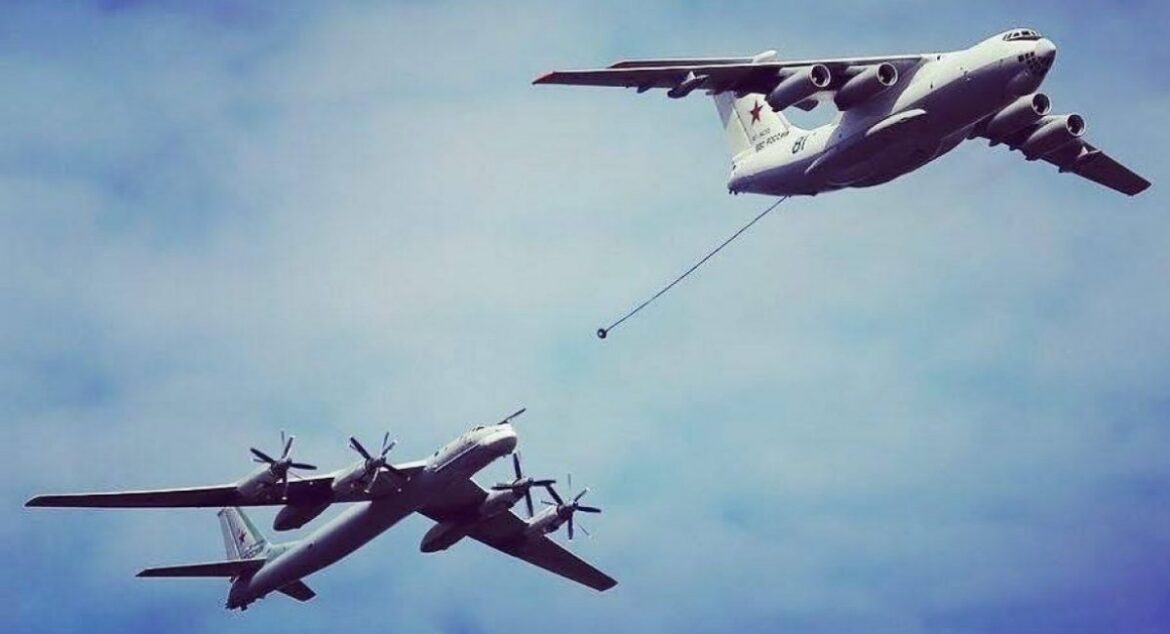 Aerial refueling of russian Tu-95MS bomber by Il-78 aircraft / open source