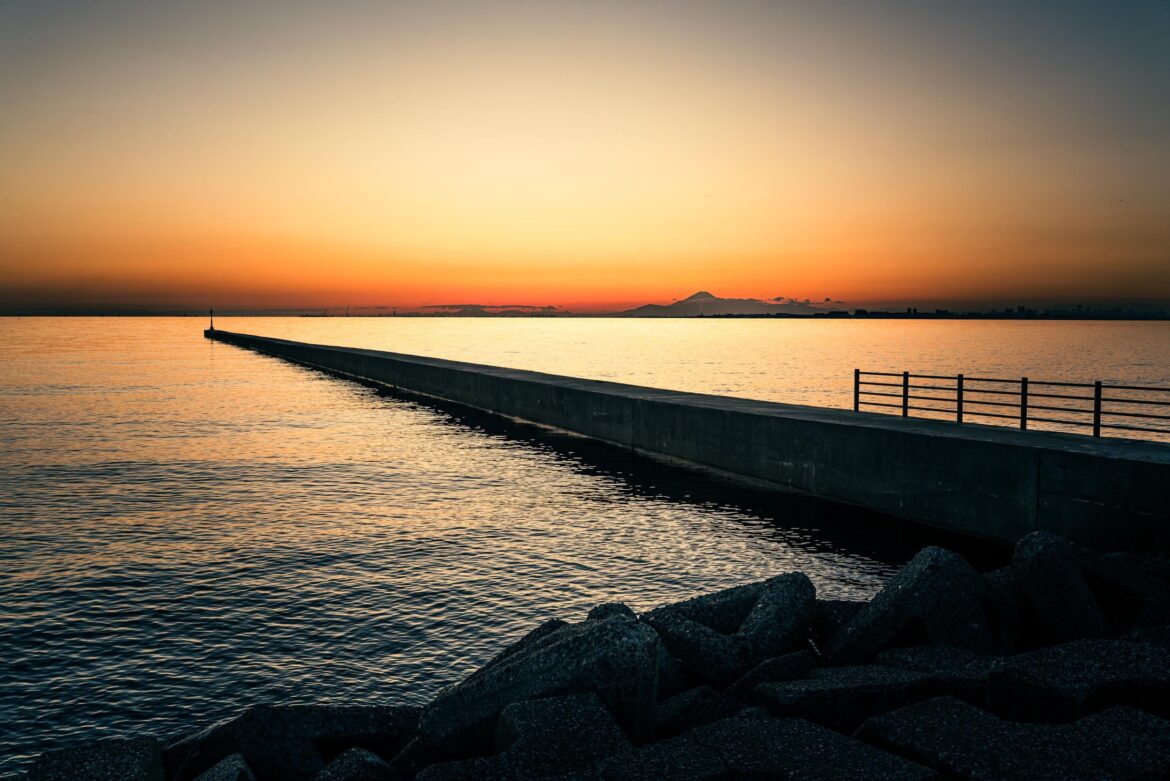 Was photographing a cycling event a Makuhari a week and a half ago, took a break to check out dusk at the water.
