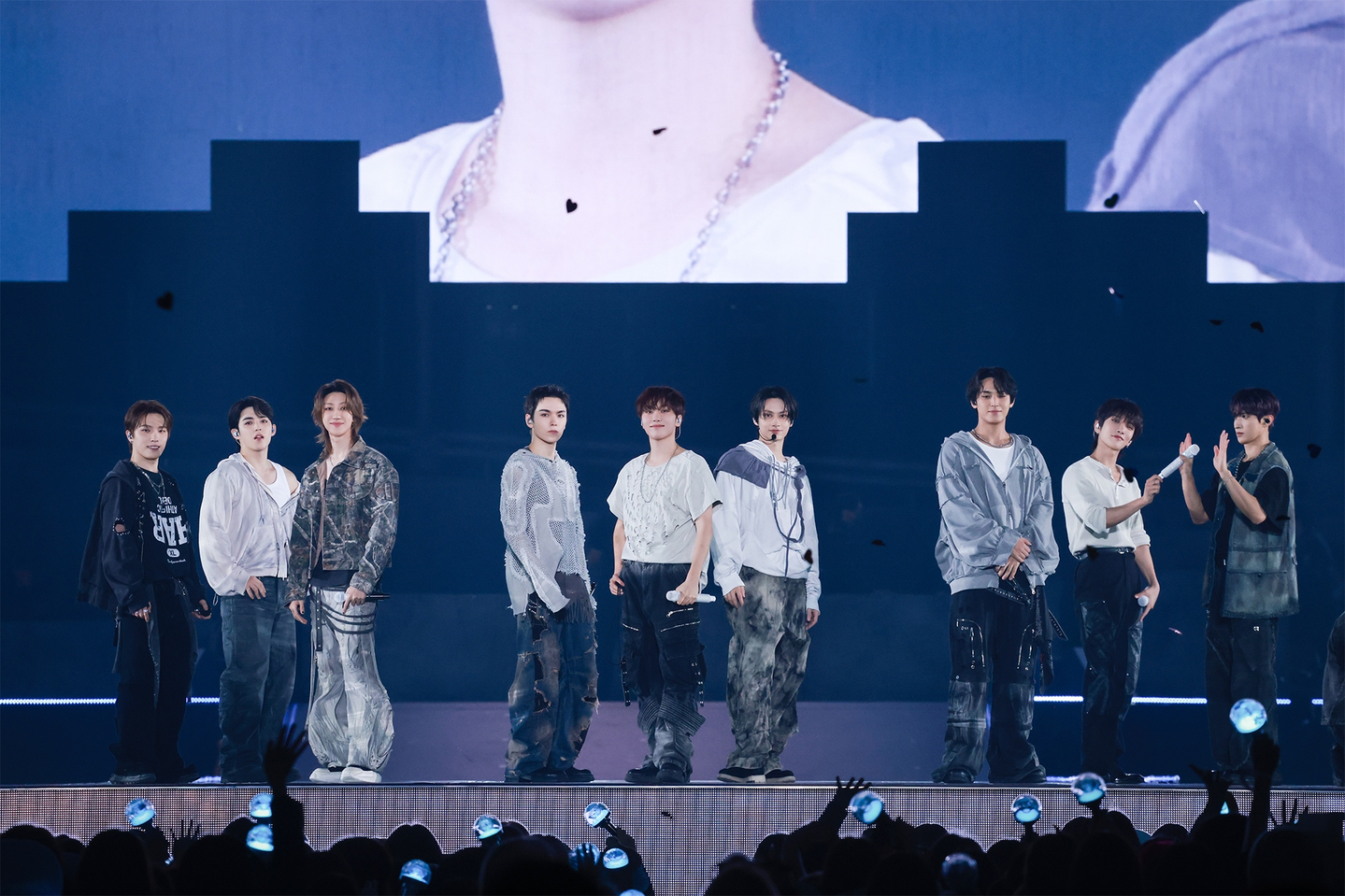 Seventeen performs in Japan as part of its world tour ″NEW_″ on Dec. 20 and 21. [PLEDIS ENTERTAINMENT]