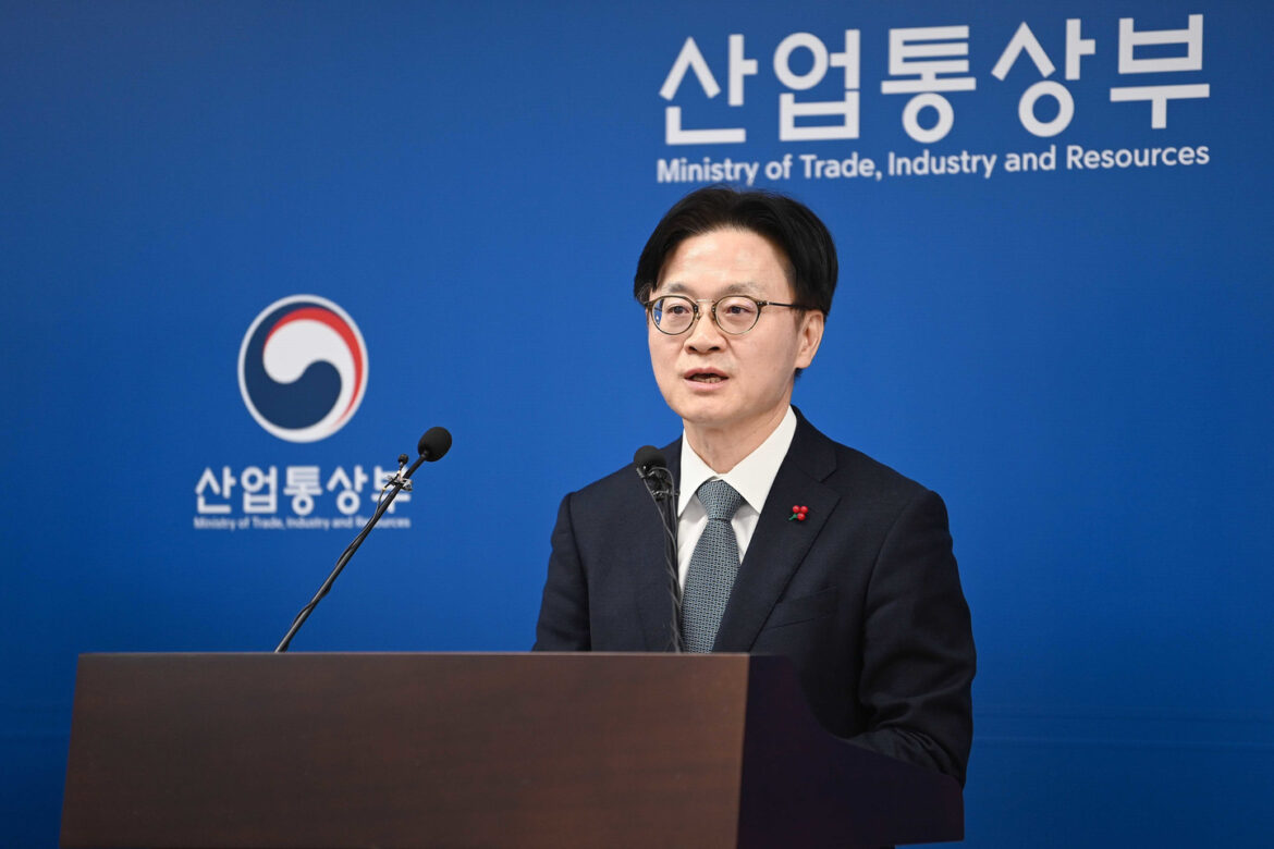 Industry Minister Kim Jung-kwan speaks at the Government Complex Sejong in Sejong on Dec. 17. [NEWS1]