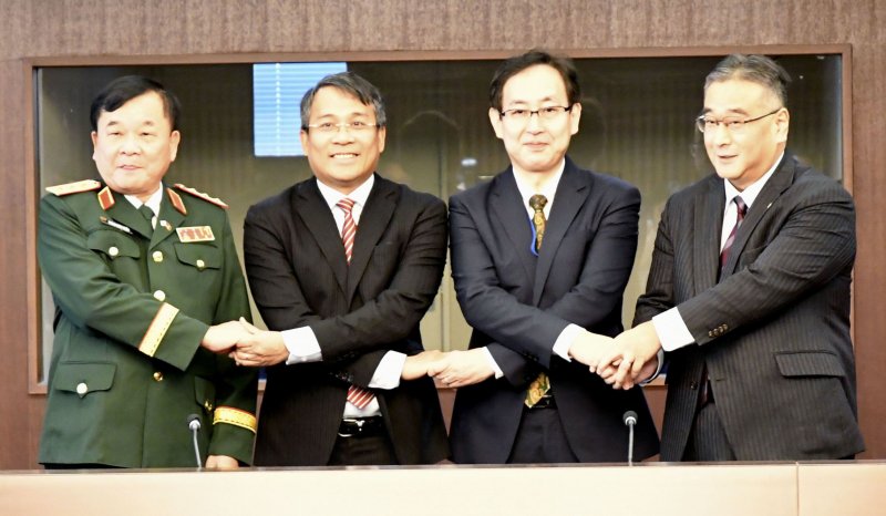 Koji Kano (right), Japan's vice defence minister for international affairs, and Hiroyuki Namazu (second from right), Japan's senior deputy foreign minister, meet with their Vietnamese counterparts at the Foreign Ministry in Tokyo on Thursday. (Photo: Kyodo)