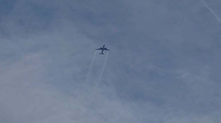 United flight to Tokyo returns to Dulles after losing power in an engine and igniting brush around runway United flight to Tokyo returns to Dulles after losing power in an engine and igniting brush around runway