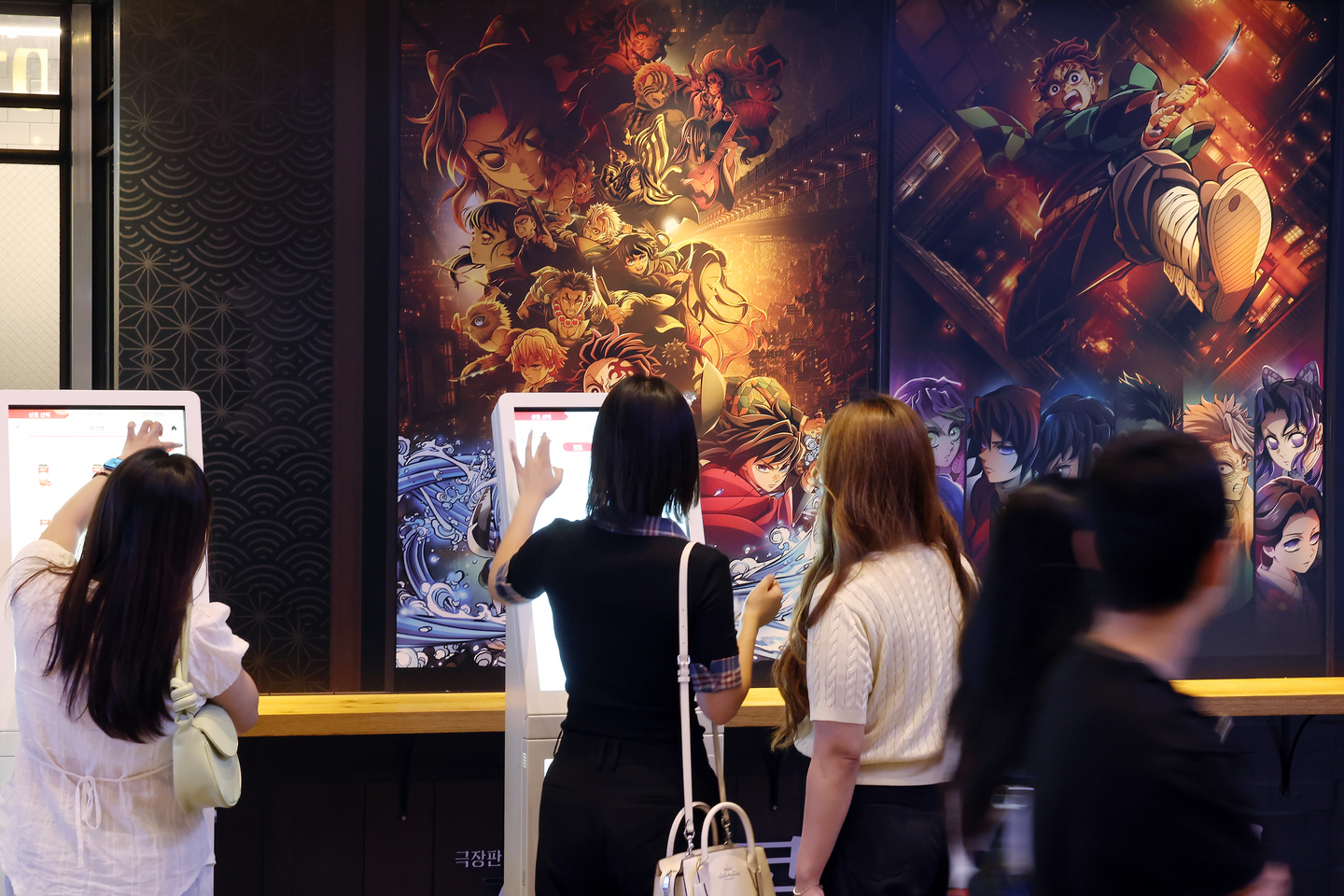 As “Demon Slayer: Kimetsu no Yaiba Infinity Castle” continues its strong run and approaches 4 million admissions, moviegoers buy tickets at a theater in Seoul on Sept. 8. [NEWS1]