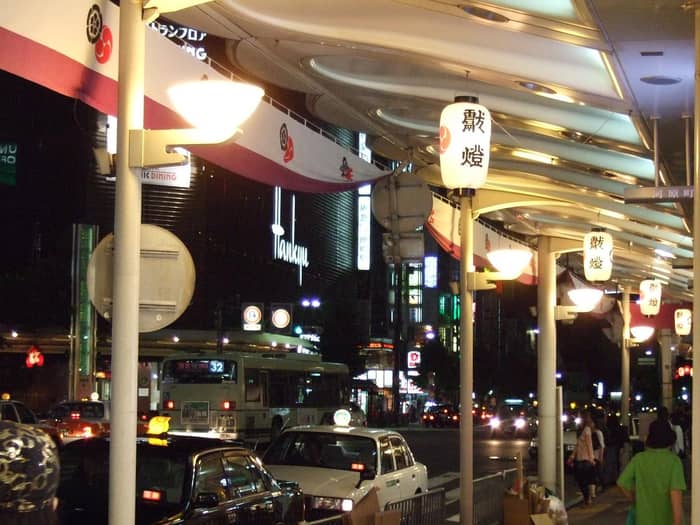 The Lantern Magic Hour Transforms the Visual Experience (Image Credits: Wikimedia)