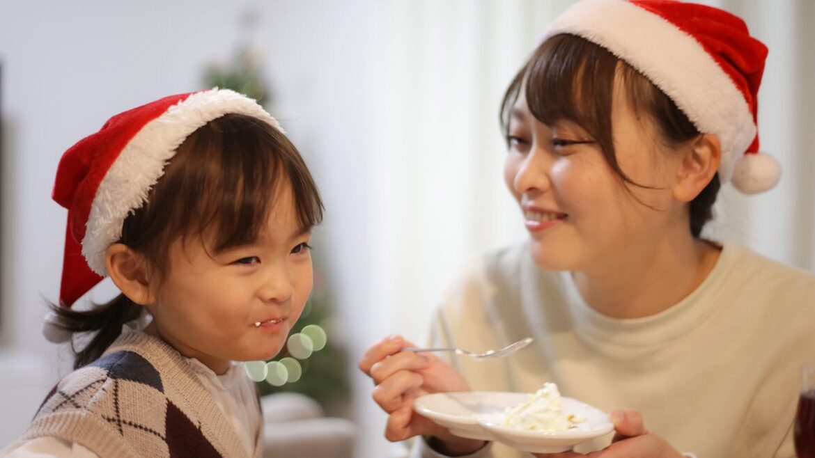 How Does Japan Celebrate Christmas? KFC, Cake, and Romance How Does Japan Celebrate Christmas? KFC, Cake, and Romance